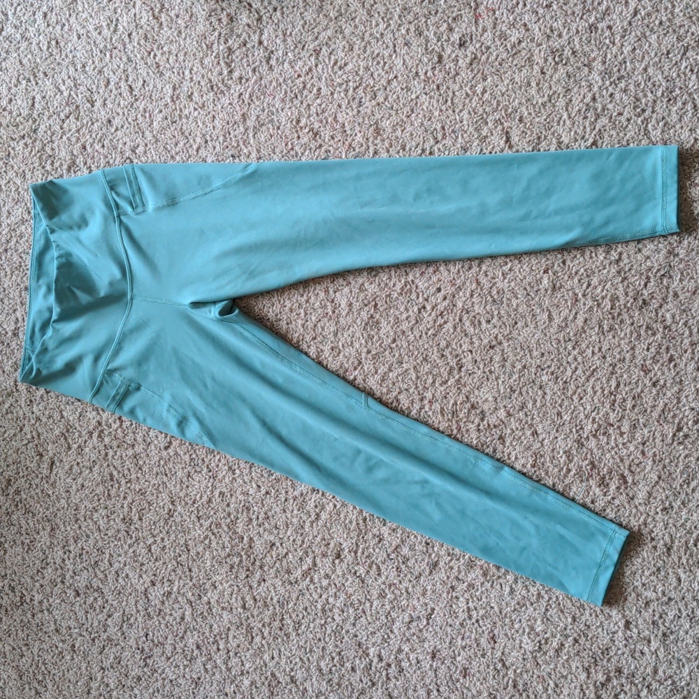 Old Navy High-Waisted Elevate Powersoft 7/8-Length Side-Pocket Leggings, size M.